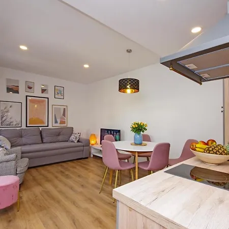 Luny Apartament *